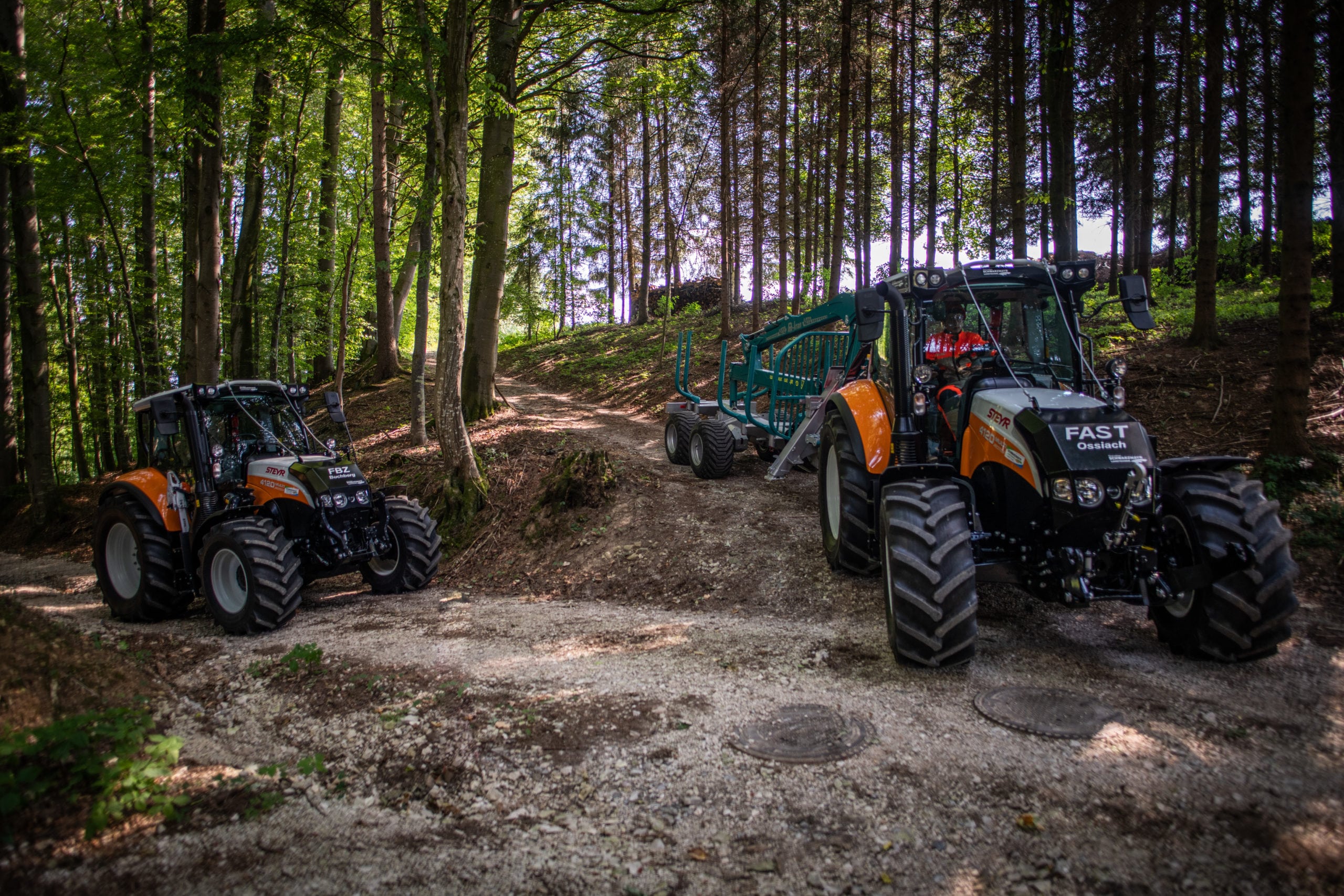 Steyr Profi mit Forstverbau und Pfanzelt Rückeanhänger