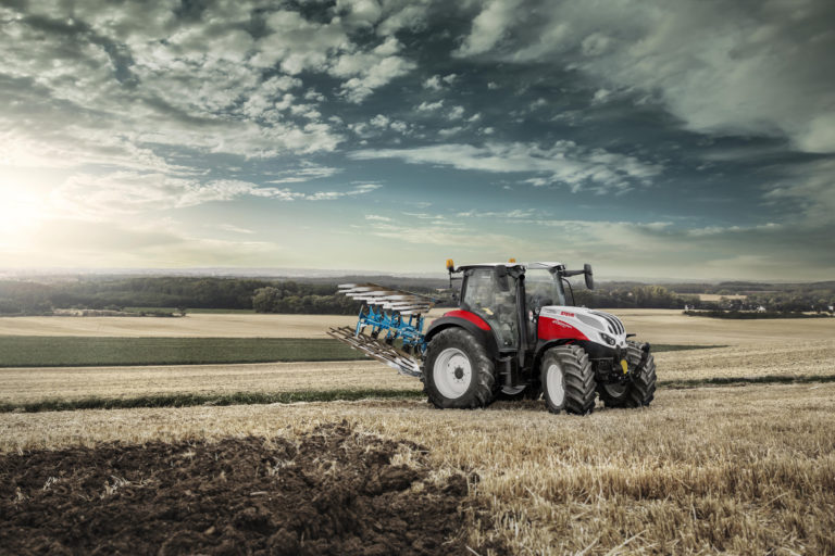 Steyr Expert CVT mit Lemken Pflug im Stoppelfeld