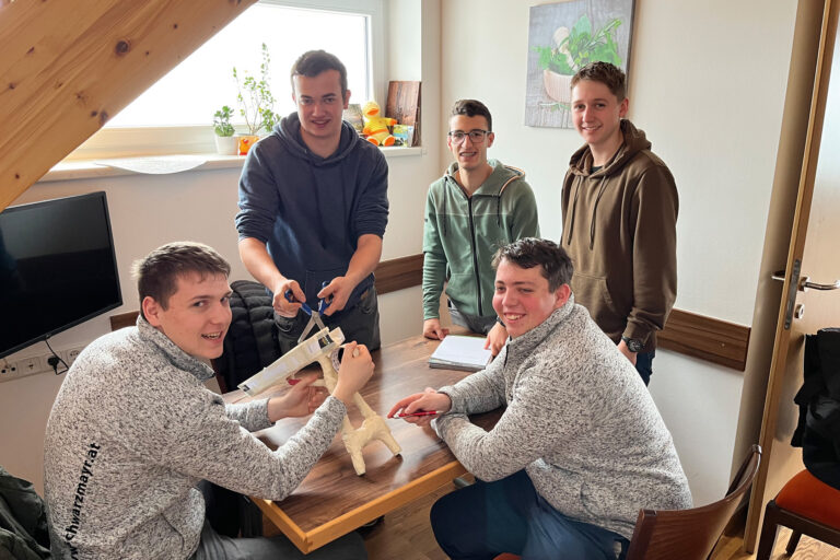 Junge Mitarbeiter nehmen an der Schwarzmayr Junior Akademie teil