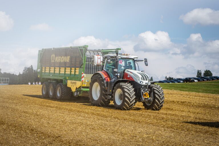 Steyr Traktor mit Krone Ladewagen