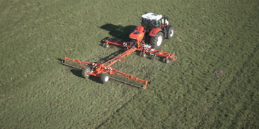 Güttler Nachsaat mit Steyr Traktor.