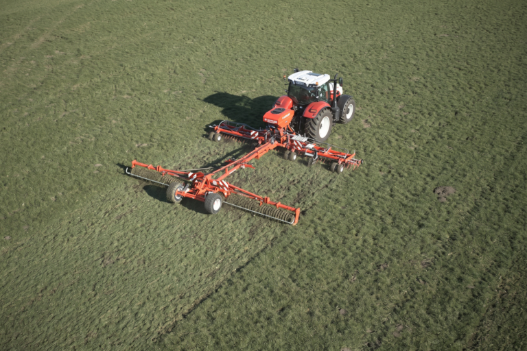 Güttler Nachsaat mit Steyr Traktor.